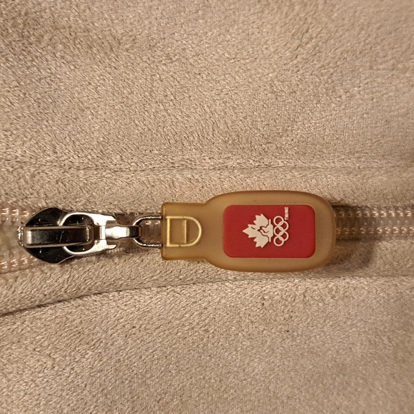 💮 Olympic 2006 Collection  Canadian olympic jacket Size M Junior trend or petit - Picture 3 of 11